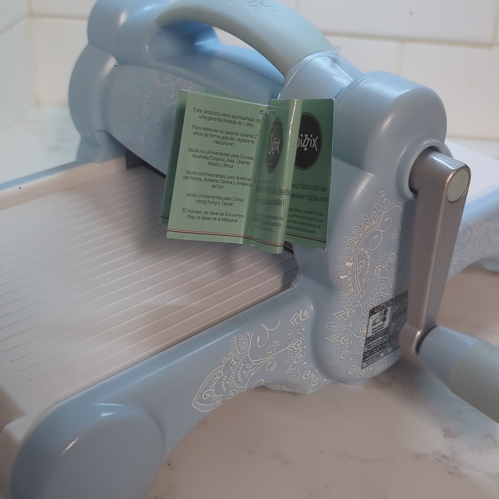 SIZZIX BIG SHOT CUTTING MACHINE - Picture 4 of 5